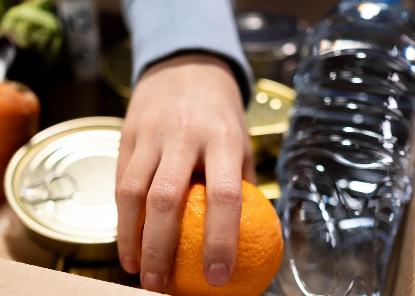 Deux bénévoles préparant des colis de dons alimentaires