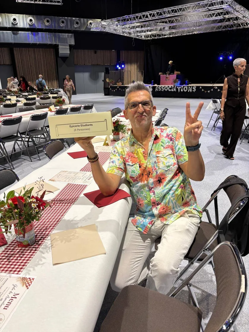 Un représentant de l’Épicerie Étudiants lors du gala