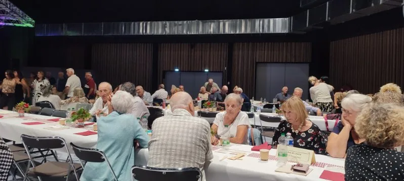 Les associations réunies autour des tables lors du Gala des associations de La Garde